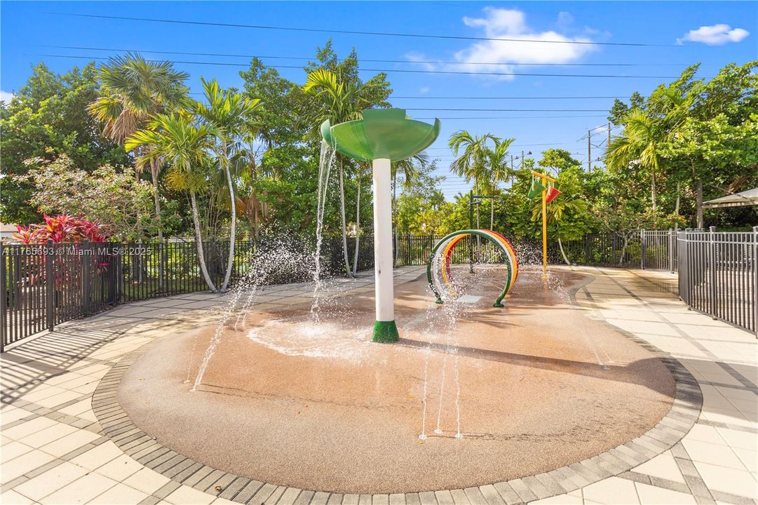 最近售出: $729,999 (4 贝兹, 2 浴室, 2084 平方英尺)