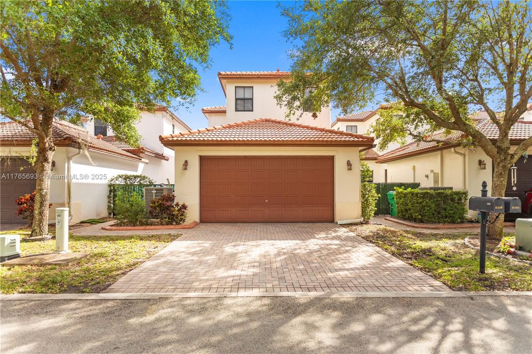 最近售出: $729,999 (4 贝兹, 2 浴室, 2084 平方英尺)