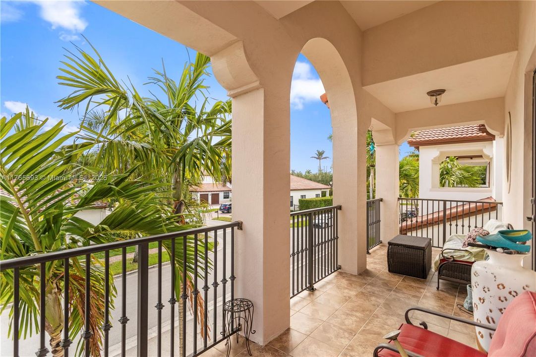 最近售出: $729,999 (4 贝兹, 2 浴室, 2084 平方英尺)