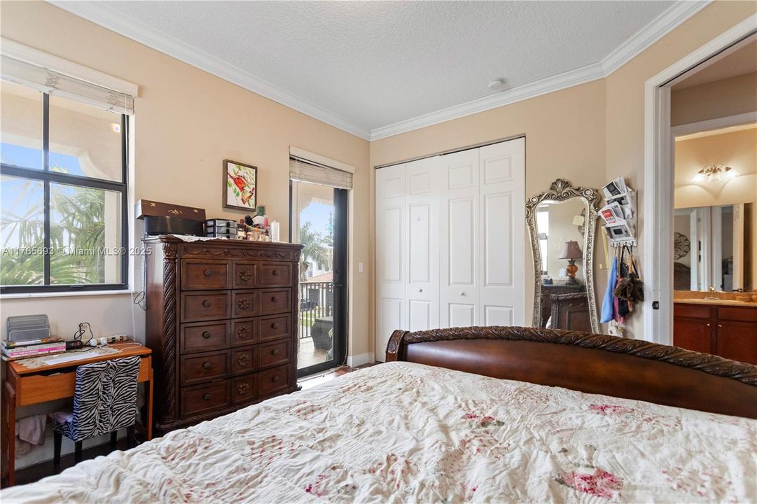 最近售出: $729,999 (4 贝兹, 2 浴室, 2084 平方英尺)