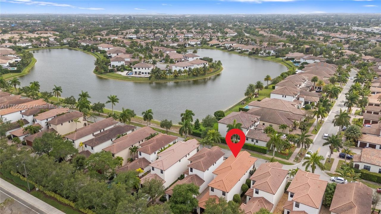 最近售出: $729,999 (4 贝兹, 2 浴室, 2084 平方英尺)