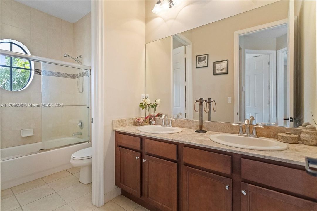 最近售出: $729,999 (4 贝兹, 2 浴室, 2084 平方英尺)