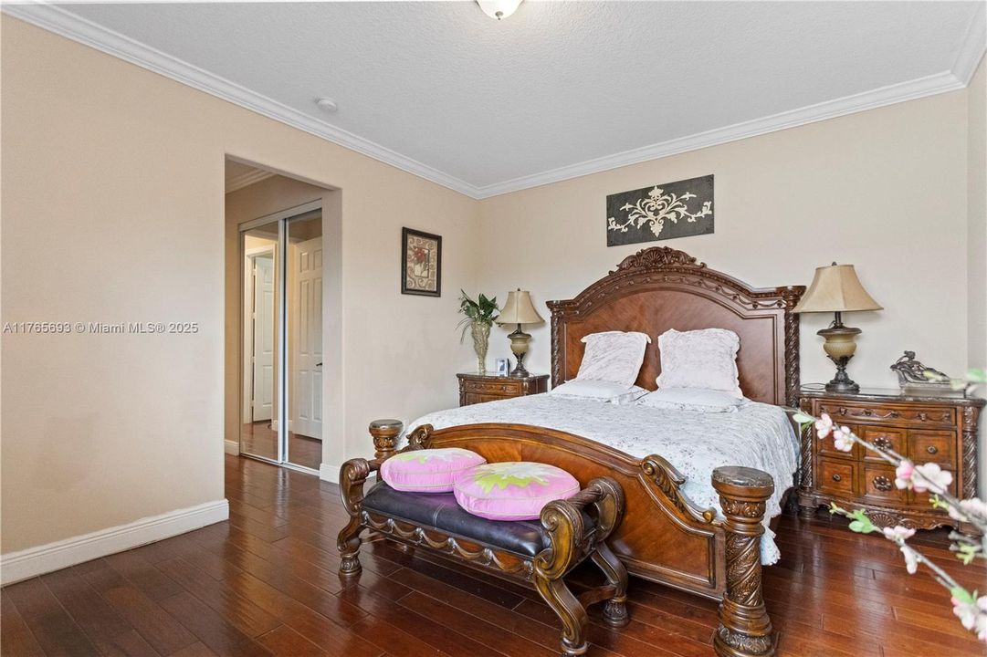 最近售出: $729,999 (4 贝兹, 2 浴室, 2084 平方英尺)