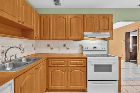 最近售出: $375,000 (2 贝兹, 1 浴室, 1218 平方英尺)