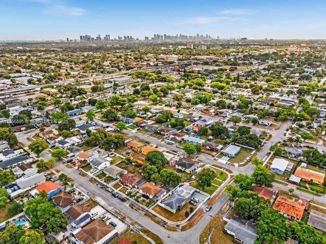 最近售出: $375,000 (2 贝兹, 1 浴室, 1218 平方英尺)