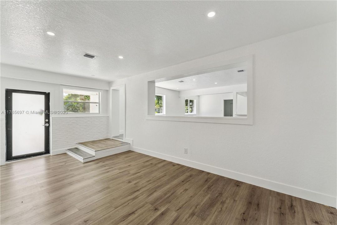 Vendido Recientemente: $635,000 (4 camas, 3 baños, 1631 Pies cuadrados)