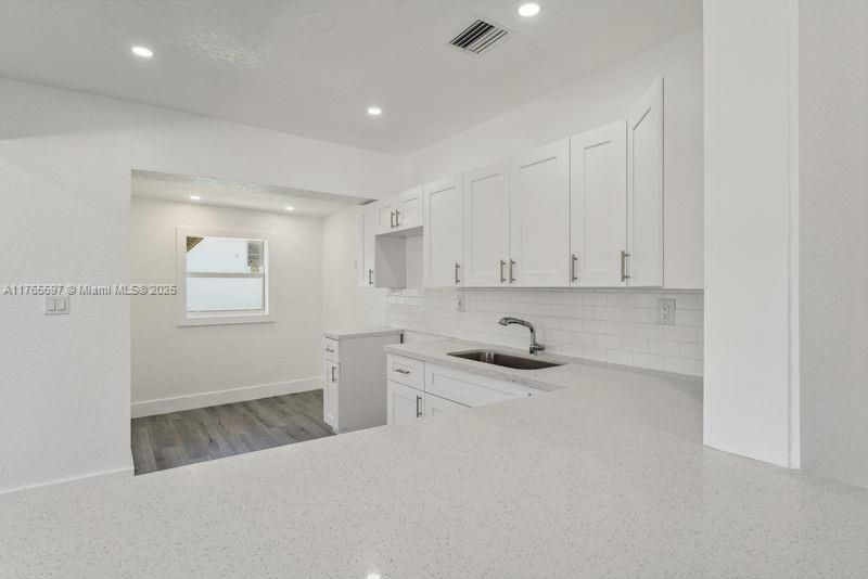 Vendido Recientemente: $635,000 (4 camas, 3 baños, 1631 Pies cuadrados)