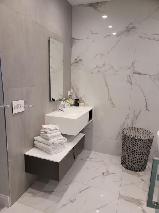 最近售出: $1,175,000 (5 贝兹, 3 浴室, 0 平方英尺)