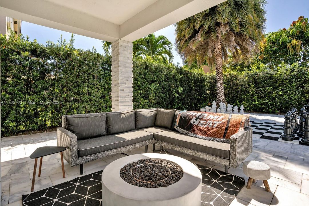 最近售出: $1,175,000 (5 贝兹, 3 浴室, 0 平方英尺)