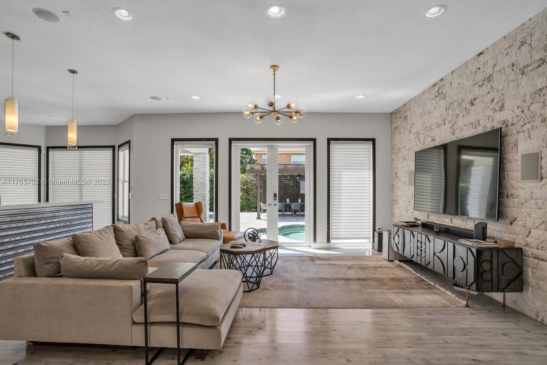 最近售出: $1,175,000 (5 贝兹, 3 浴室, 0 平方英尺)