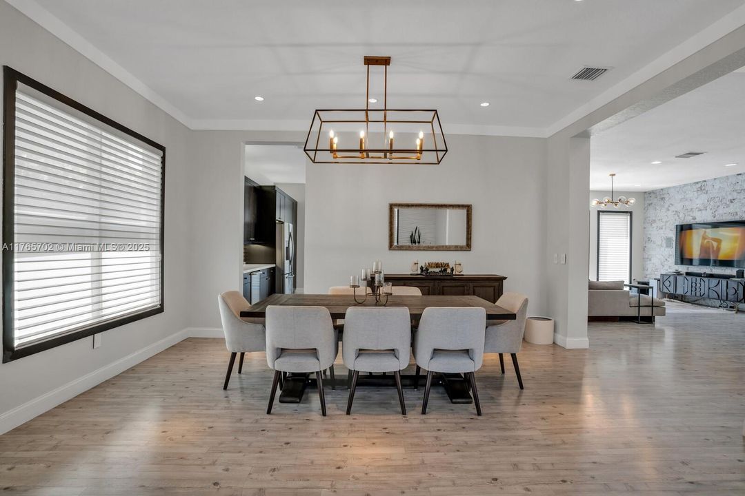 最近售出: $1,175,000 (5 贝兹, 3 浴室, 0 平方英尺)