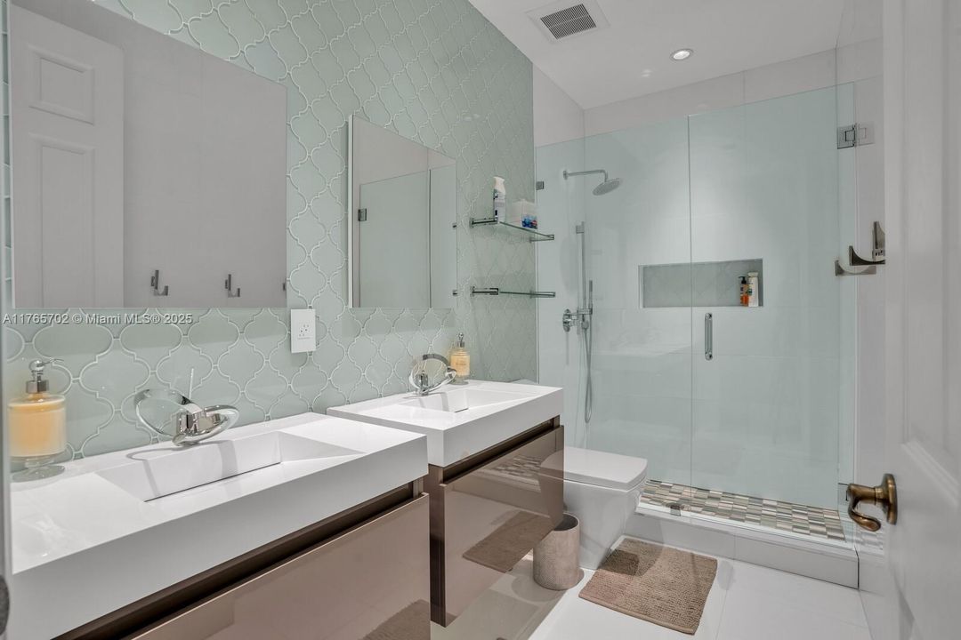 最近售出: $1,175,000 (5 贝兹, 3 浴室, 0 平方英尺)