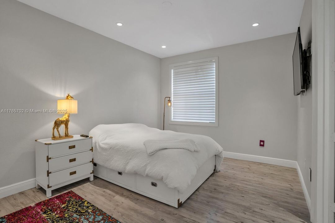 最近售出: $1,175,000 (5 贝兹, 3 浴室, 0 平方英尺)