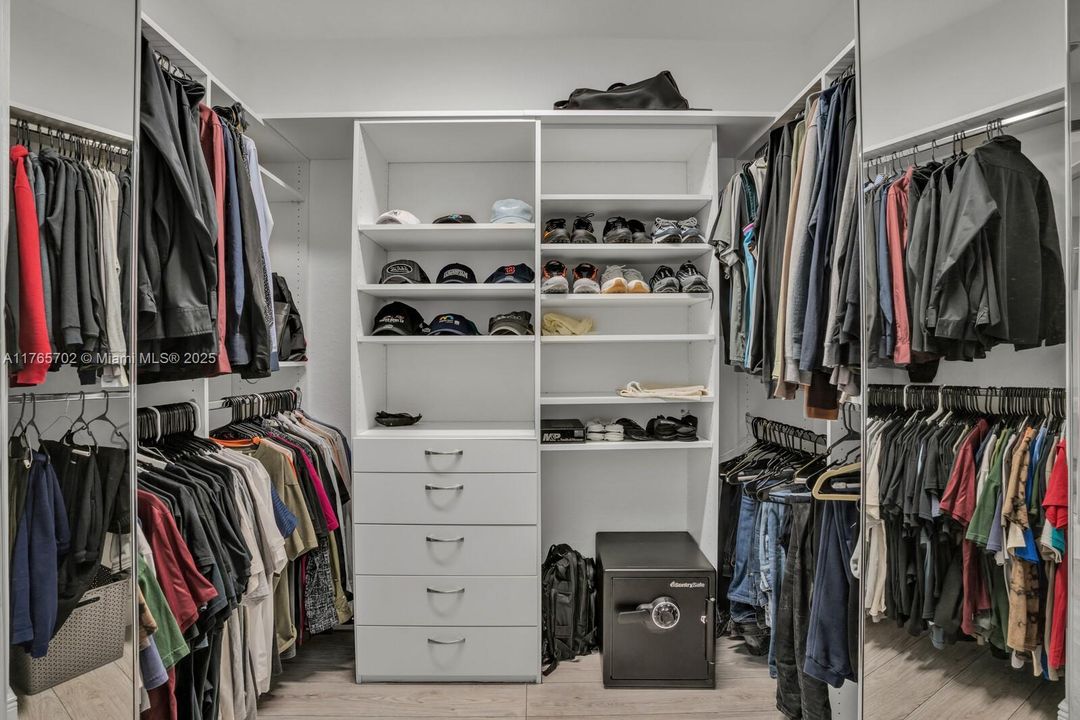 最近售出: $1,175,000 (5 贝兹, 3 浴室, 0 平方英尺)