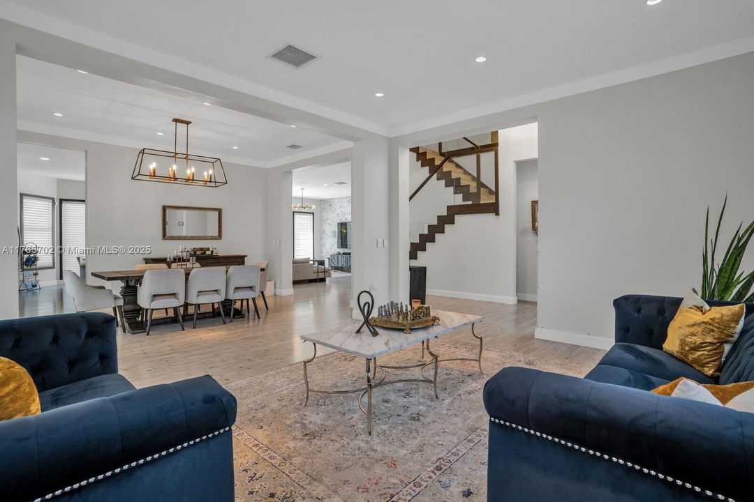 最近售出: $1,175,000 (5 贝兹, 3 浴室, 0 平方英尺)