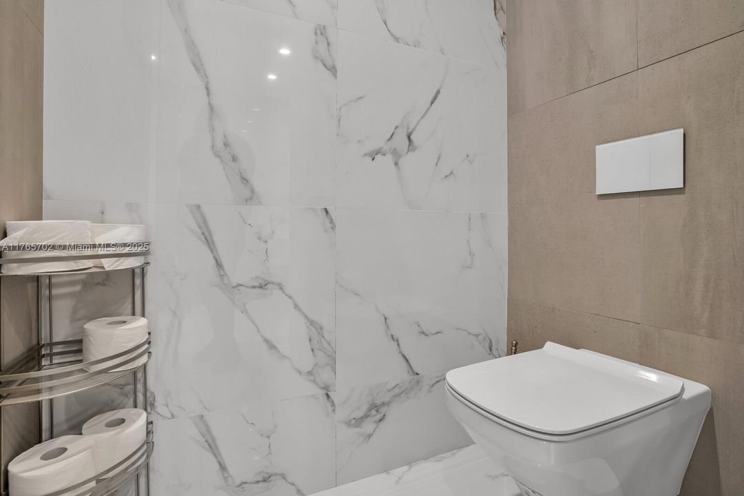 最近售出: $1,175,000 (5 贝兹, 3 浴室, 0 平方英尺)