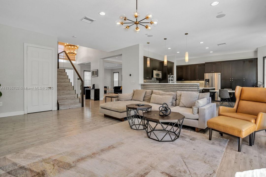 最近售出: $1,175,000 (5 贝兹, 3 浴室, 0 平方英尺)