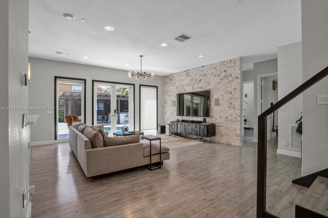 最近售出: $1,175,000 (5 贝兹, 3 浴室, 0 平方英尺)