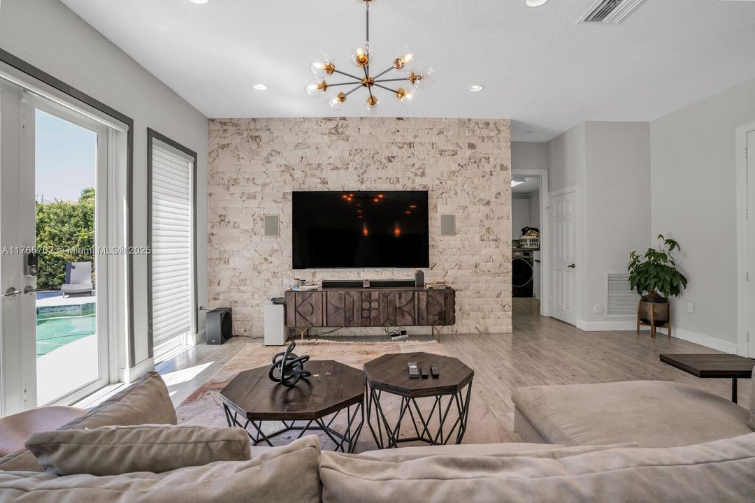 最近售出: $1,175,000 (5 贝兹, 3 浴室, 0 平方英尺)