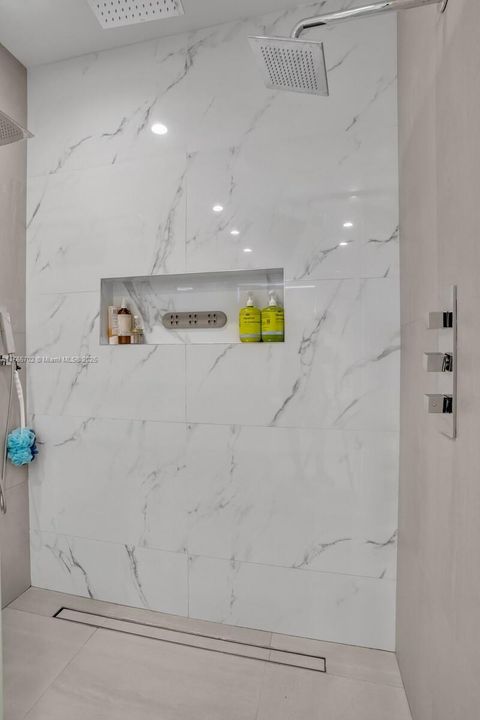 最近售出: $1,175,000 (5 贝兹, 3 浴室, 0 平方英尺)