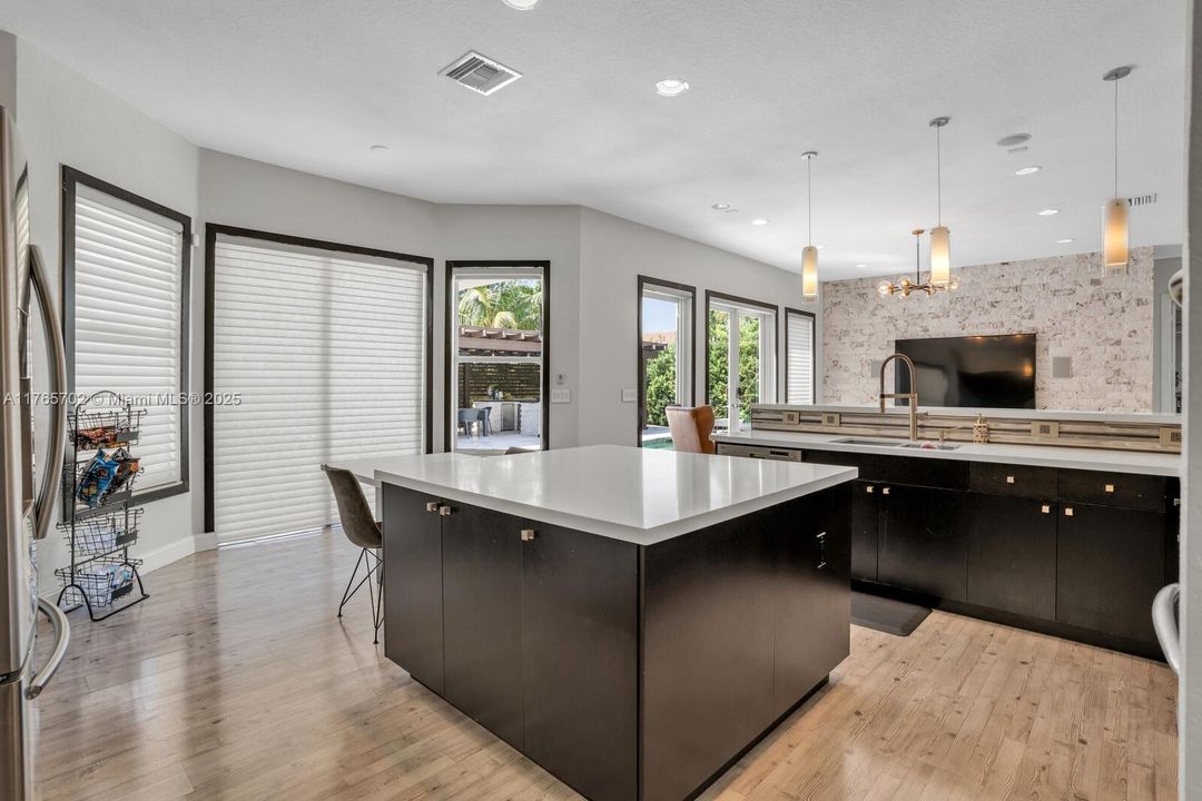 最近售出: $1,175,000 (5 贝兹, 3 浴室, 0 平方英尺)