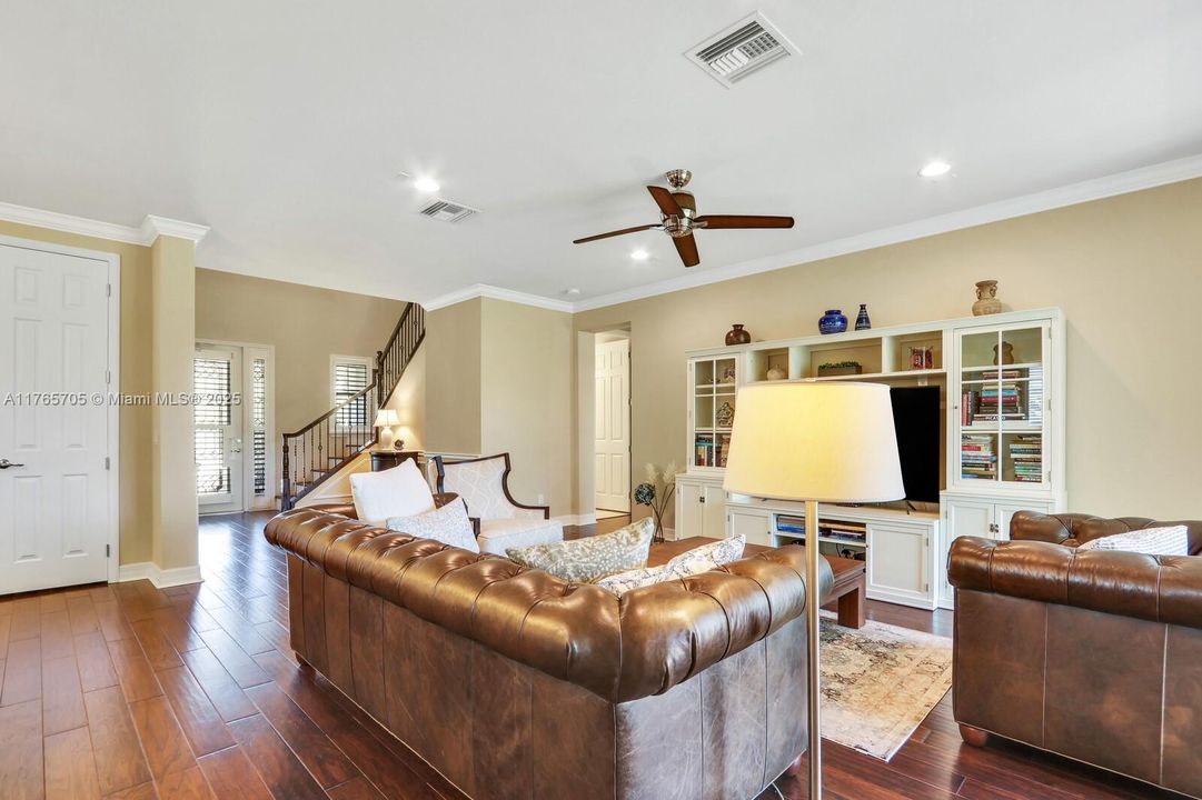 Vendido Recientemente: $1,242,000 (4 camas, 3 baños, 2600 Pies cuadrados)