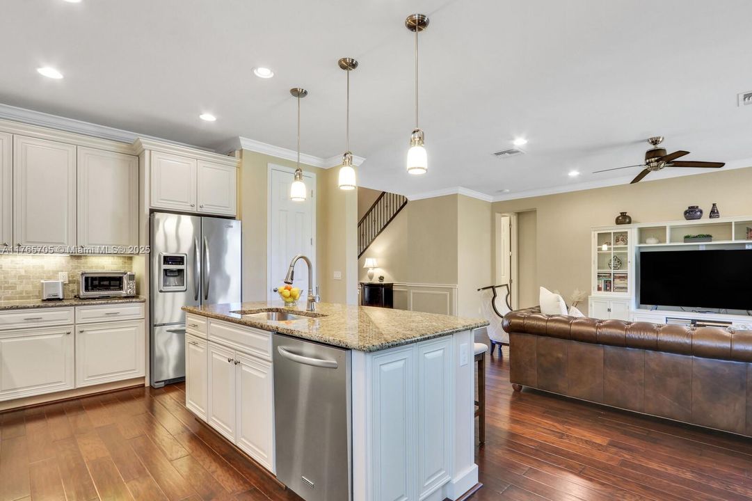 Vendido Recientemente: $1,242,000 (4 camas, 3 baños, 2600 Pies cuadrados)