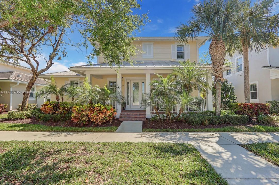 Vendido Recientemente: $1,242,000 (4 camas, 3 baños, 2600 Pies cuadrados)