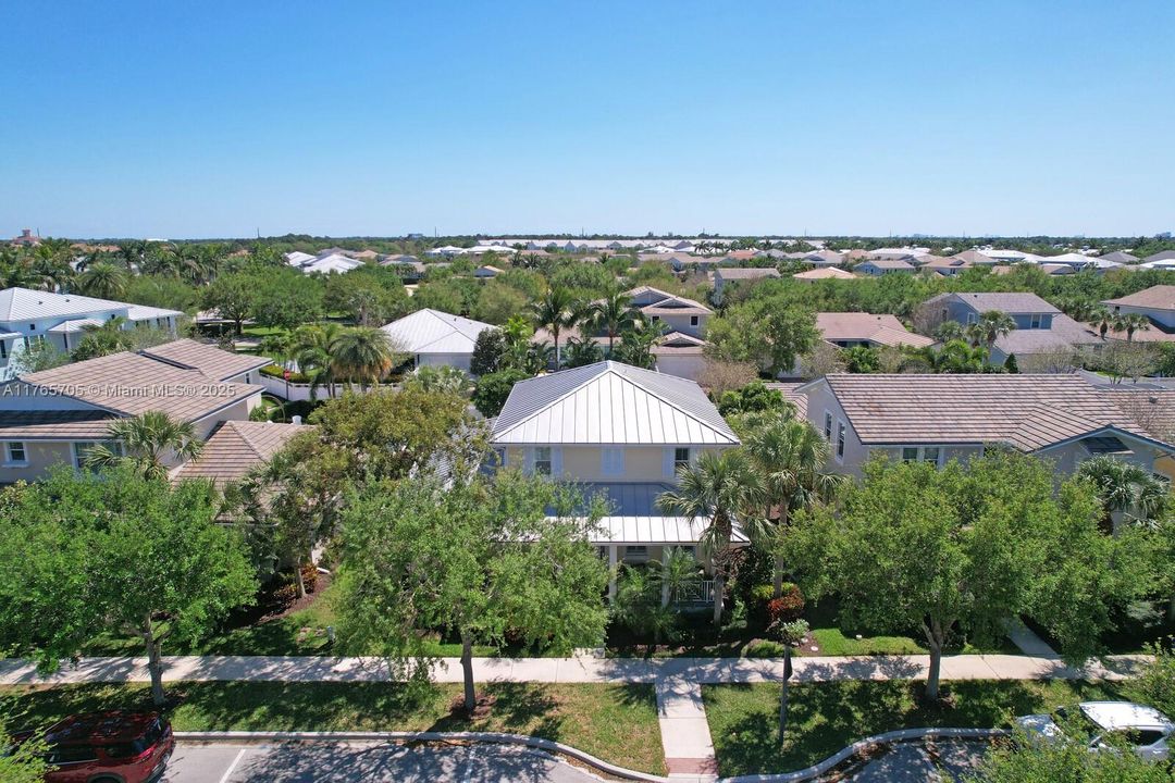 Vendido Recientemente: $1,242,000 (4 camas, 3 baños, 2600 Pies cuadrados)