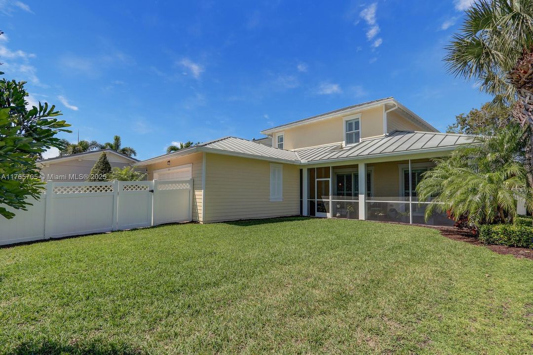 Vendido Recientemente: $1,242,000 (4 camas, 3 baños, 2600 Pies cuadrados)