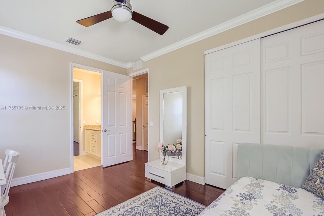 Vendido Recientemente: $1,242,000 (4 camas, 3 baños, 2600 Pies cuadrados)