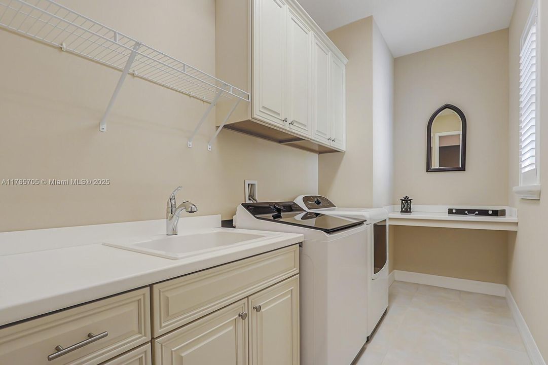 Vendido Recientemente: $1,242,000 (4 camas, 3 baños, 2600 Pies cuadrados)