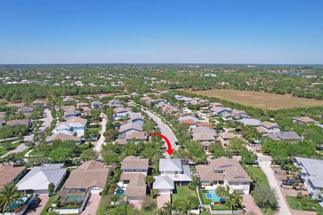 Vendido Recientemente: $1,242,000 (4 camas, 3 baños, 2600 Pies cuadrados)