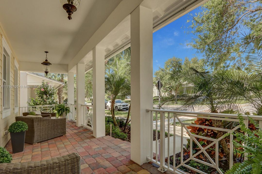 Vendido Recientemente: $1,242,000 (4 camas, 3 baños, 2600 Pies cuadrados)