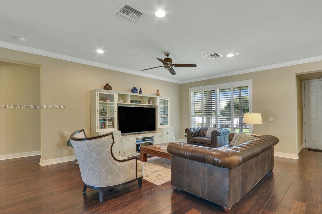 Vendido Recientemente: $1,242,000 (4 camas, 3 baños, 2600 Pies cuadrados)