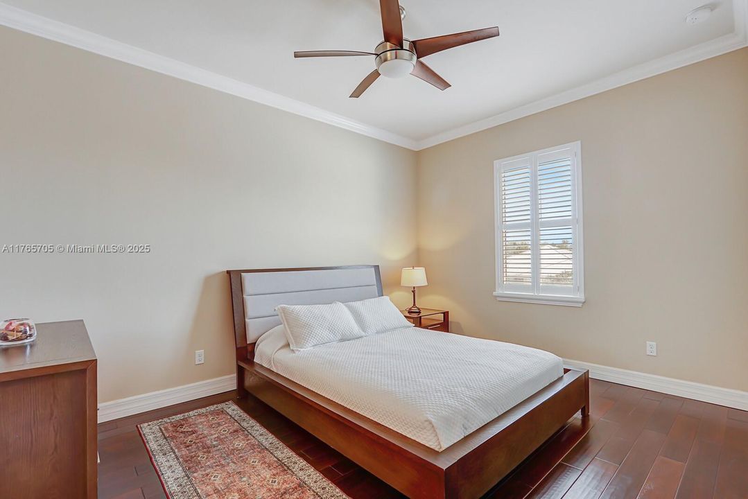 Vendido Recientemente: $1,242,000 (4 camas, 3 baños, 2600 Pies cuadrados)