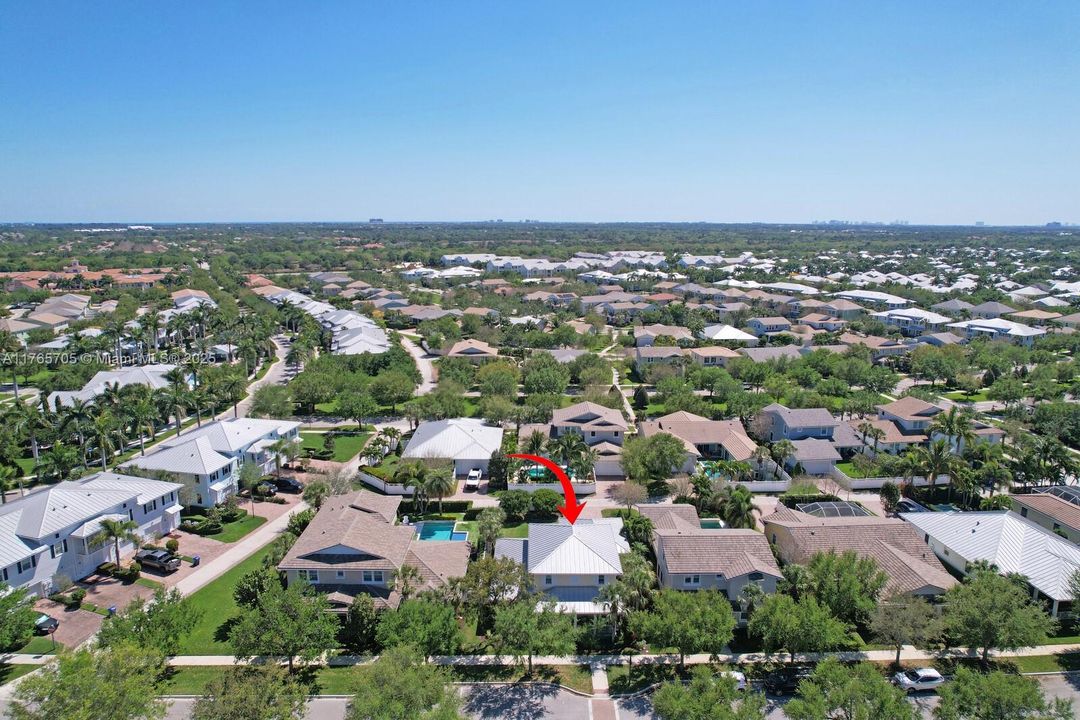 Vendido Recientemente: $1,242,000 (4 camas, 3 baños, 2600 Pies cuadrados)