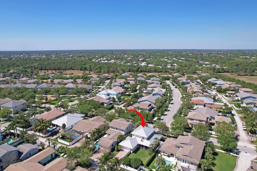 Vendido Recientemente: $1,242,000 (4 camas, 3 baños, 2600 Pies cuadrados)