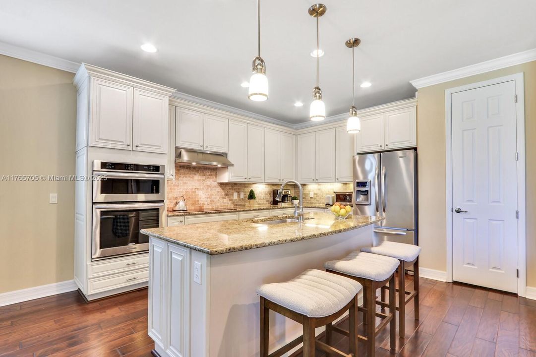 Vendido Recientemente: $1,242,000 (4 camas, 3 baños, 2600 Pies cuadrados)