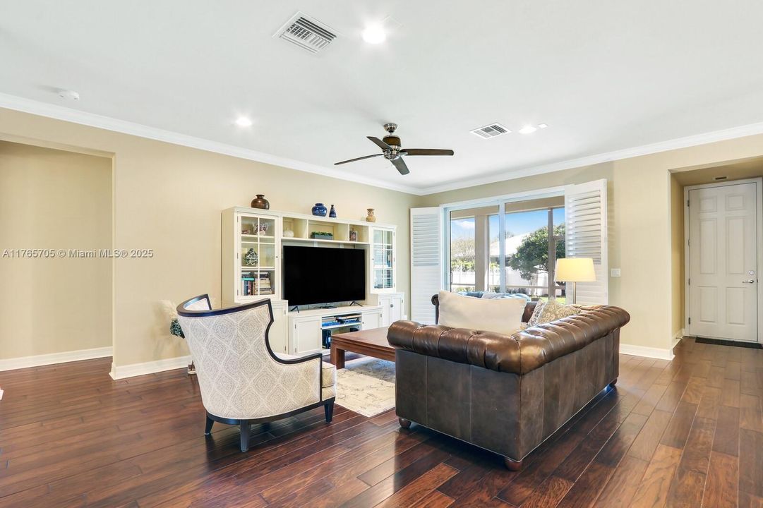 Vendido Recientemente: $1,242,000 (4 camas, 3 baños, 2600 Pies cuadrados)