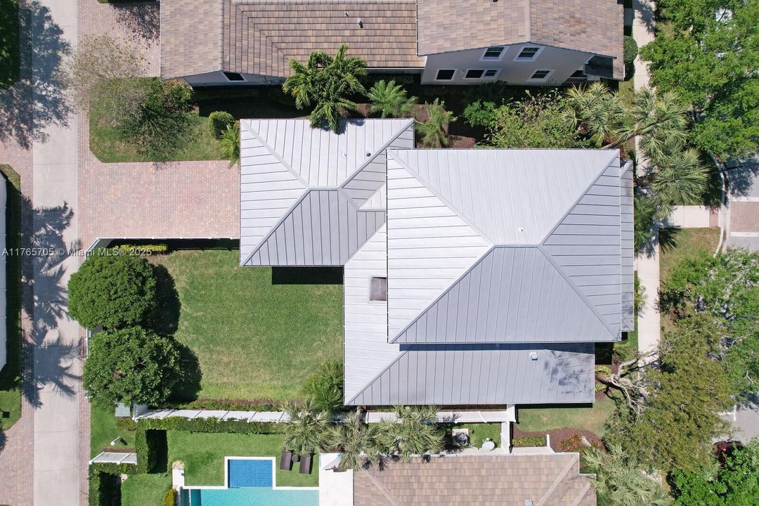 Vendido Recientemente: $1,242,000 (4 camas, 3 baños, 2600 Pies cuadrados)