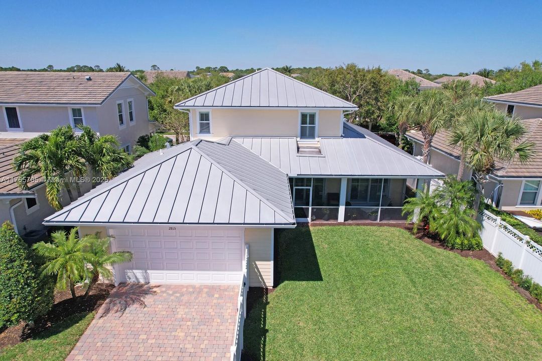 Vendido Recientemente: $1,242,000 (4 camas, 3 baños, 2600 Pies cuadrados)