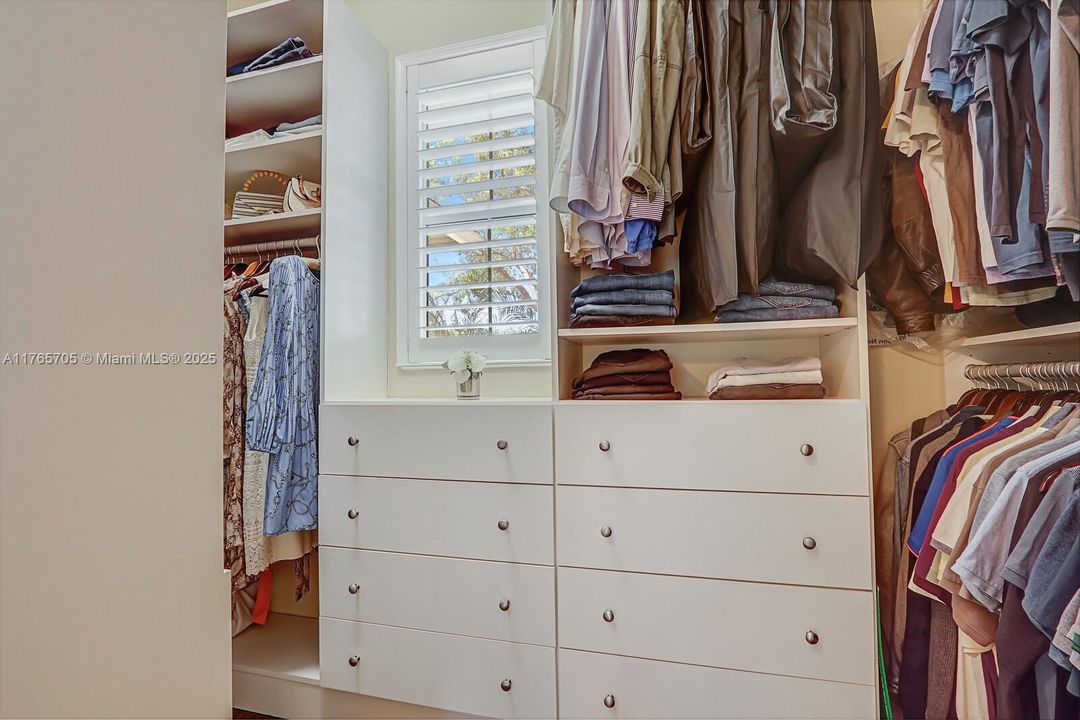 Vendido Recientemente: $1,242,000 (4 camas, 3 baños, 2600 Pies cuadrados)