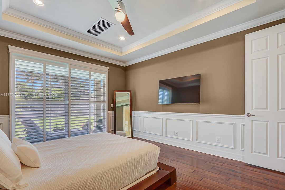 Vendido Recientemente: $1,242,000 (4 camas, 3 baños, 2600 Pies cuadrados)