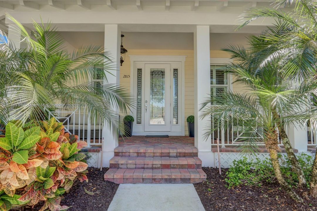 Vendido Recientemente: $1,242,000 (4 camas, 3 baños, 2600 Pies cuadrados)