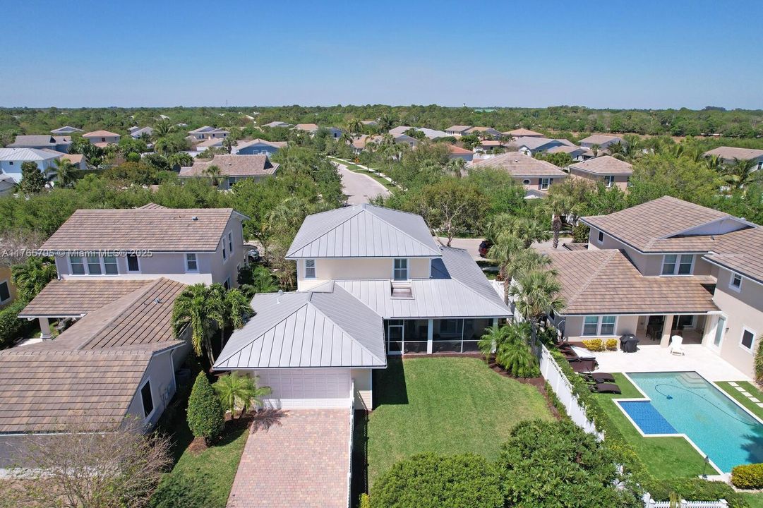 Vendido Recientemente: $1,242,000 (4 camas, 3 baños, 2600 Pies cuadrados)