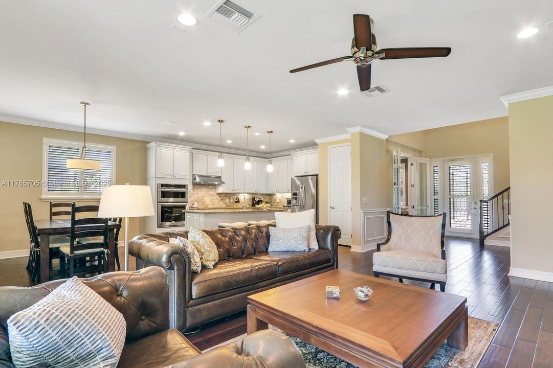 Vendido Recientemente: $1,242,000 (4 camas, 3 baños, 2600 Pies cuadrados)