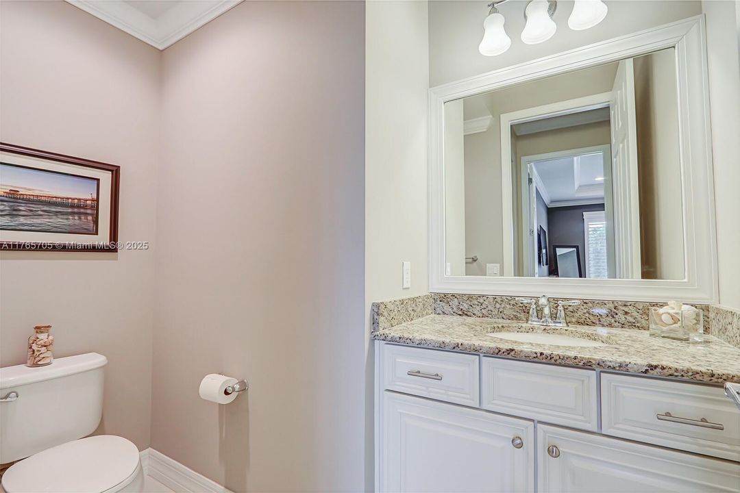 Vendido Recientemente: $1,242,000 (4 camas, 3 baños, 2600 Pies cuadrados)