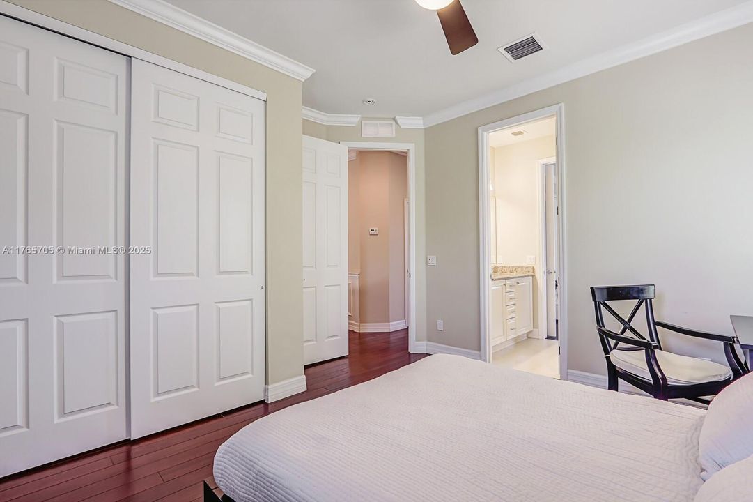 Vendido Recientemente: $1,242,000 (4 camas, 3 baños, 2600 Pies cuadrados)