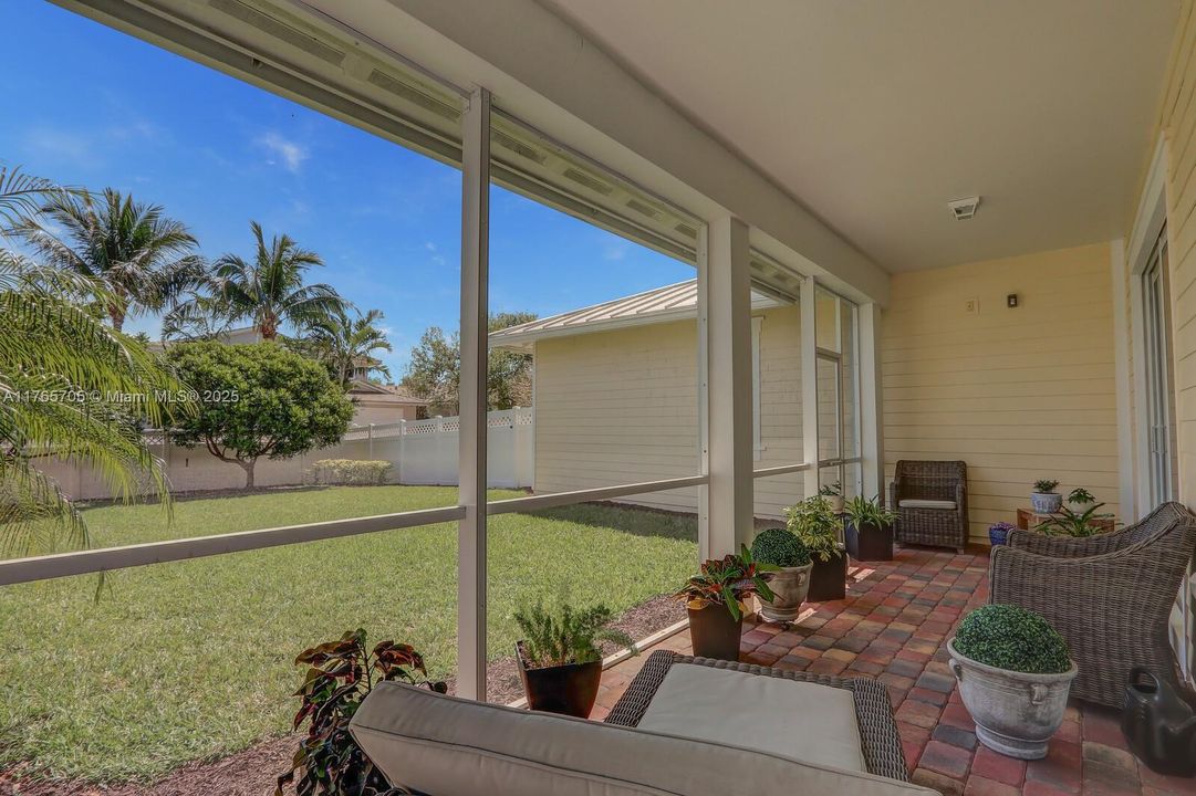 Vendido Recientemente: $1,242,000 (4 camas, 3 baños, 2600 Pies cuadrados)